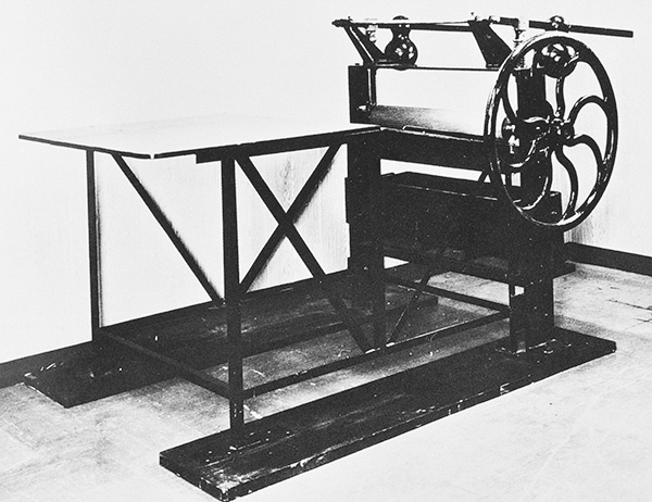 Photo1: The corrugated board manufacturing machine Teijiro Inoue used in 1909