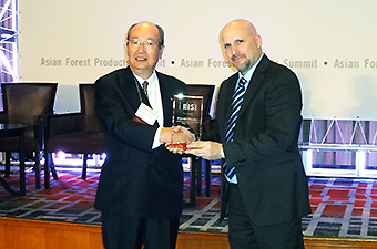 Mr. Otsubo receiving the commemorative plaque from Mr. Charles Rutstein, CEO of RISI