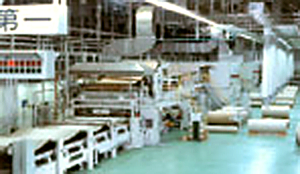 Photo23: A corrugated board manufacturing machine at the Sanda Plant