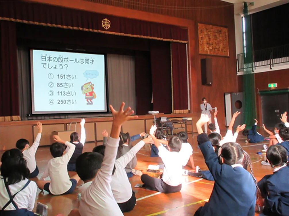 Students taking a quiz about corrugated cardboard