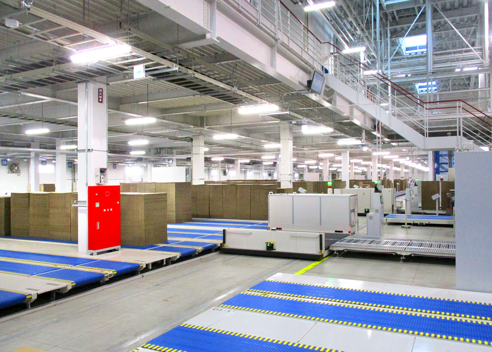 Plastic modular conveyor used to transport corrugated boards