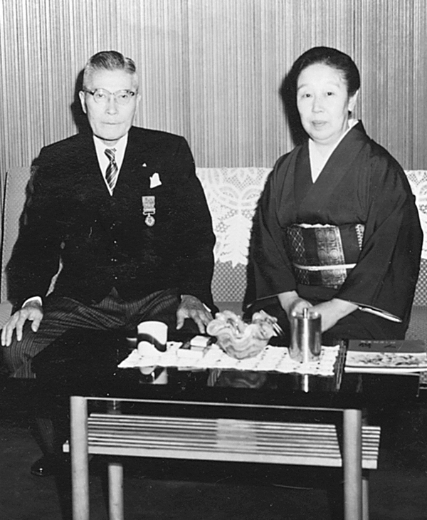 晴代夫人とともに