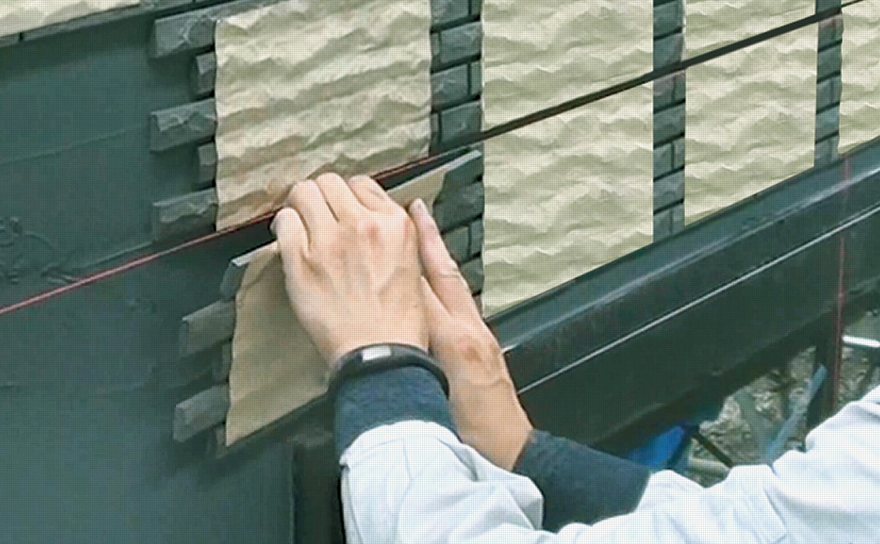 外壁用塗材のタイル貼りの様子