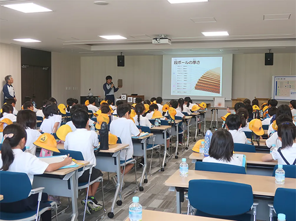 工場見学に参加されている方々のようす