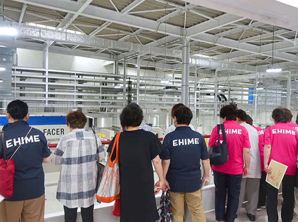 工場見学に参加されている方々のようす