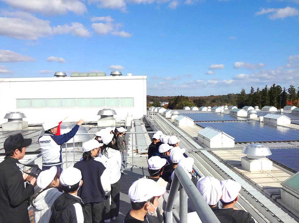 工場見学に参加されている方々のようす