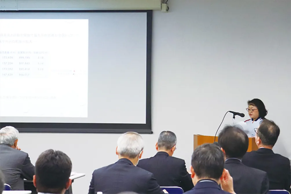 大会の壇上で発表を行う様子