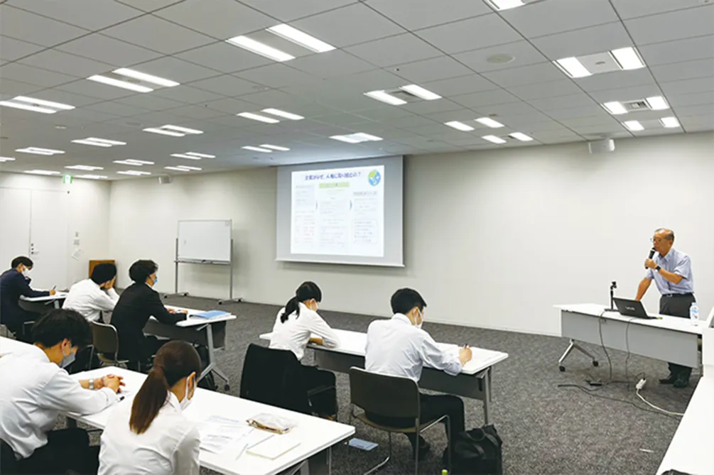 人権講演会での壇上の講師と受講者の様子