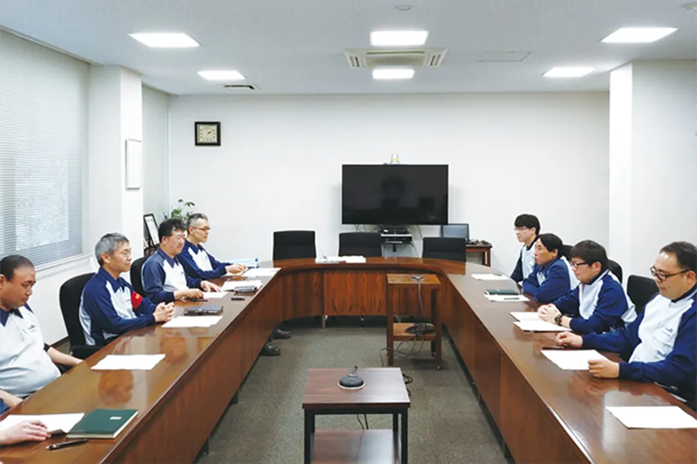 労働組合の支部執行部と管理職が労使協議会を行う様子