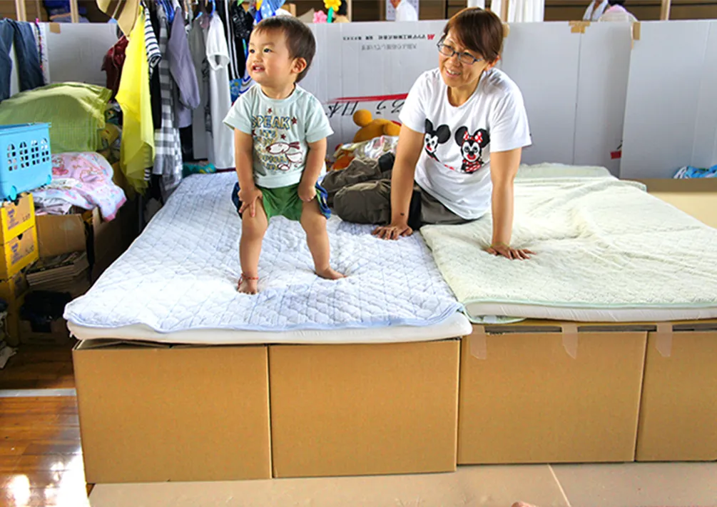 段ボールベッドを使用している様子