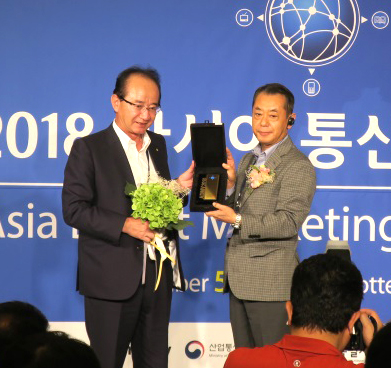 Executive Officer Fujiwara at the award ceremony