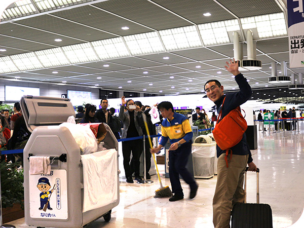 南極観測隊員が成田空港から出発