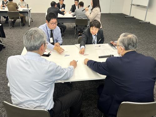 質問に対しYES/NOカードを出し、意見交換するグループワークを行いました